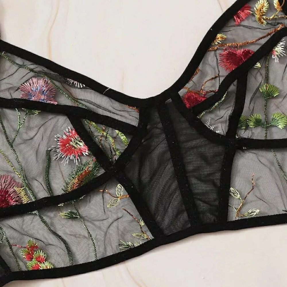 Floral and flirtatious Embroidered  bra set - Picture 6 of 7
